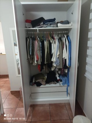 Armario juvenil blanco y rosa