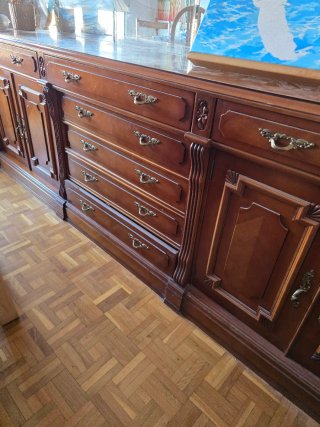 Cómoda de madera con cajones y puertas