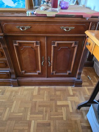 Cómoda de madera con cajones y puertas