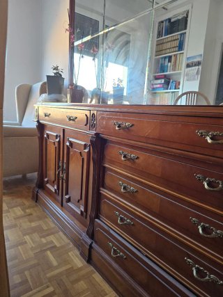 Cómoda de madera con cajones y puertas