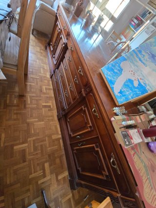 Cómoda de madera con cajones y puertas