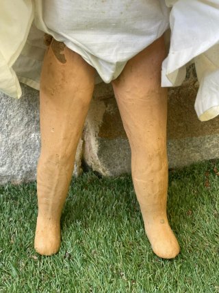 Preciosa muñeca antigua cartón piedra