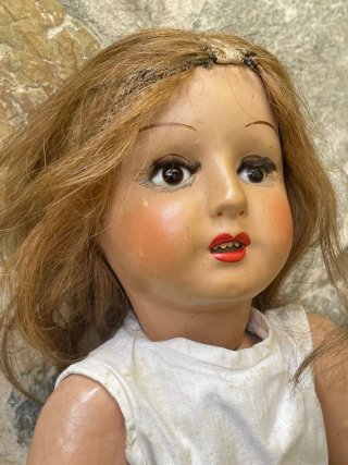 Preciosa muñeca antigua cartón piedra
