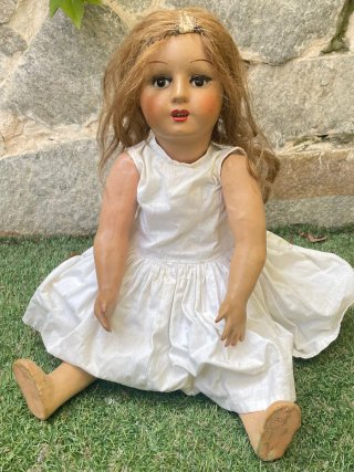 Preciosa muñeca antigua cartón piedra