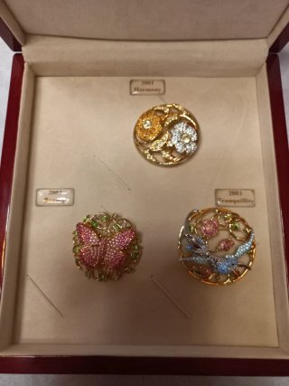 Garden Tales, tres broches, periquitos y cría Swa