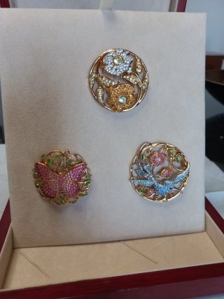 Garden Tales, tres broches, periquitos y cría Swa