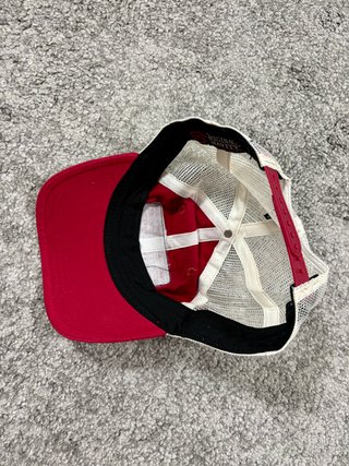 Gorra trucker vintage roja snapback parche