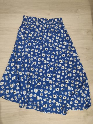 Falda midi floral azul y blanca talla S - Nueva