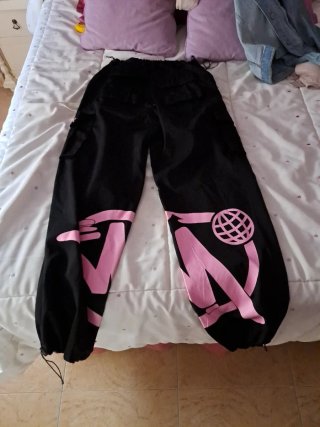 Pantalones  negros con detalles rosas