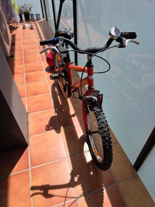 Bicicleta infantil naranja