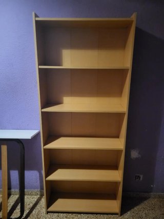 Estantería de madera beige