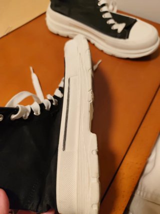 Botas tipo Converse negras y blancas