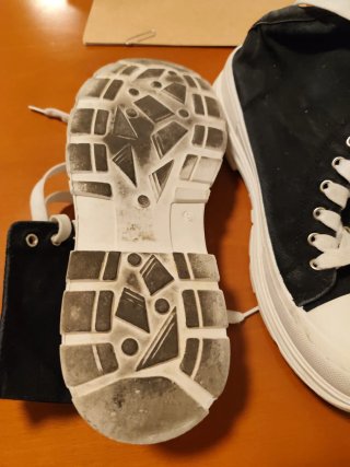 Botas tipo Converse negras y blancas