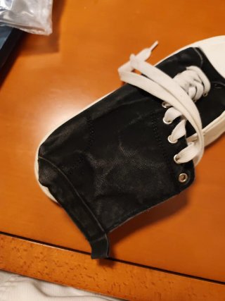 Botas tipo Converse negras y blancas