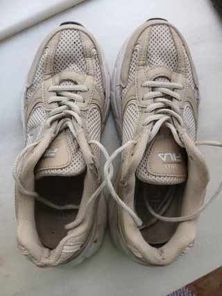 Zapatillas Fila Mujer Beige y Blancas