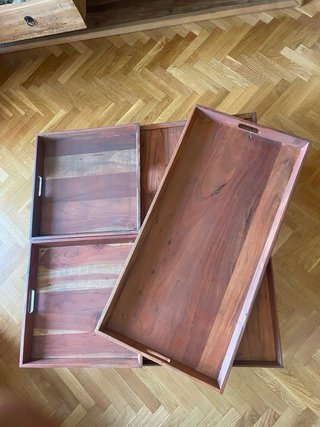 Mesa de centro con bandejas de madera