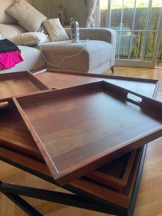 Mesa de centro con bandejas de madera