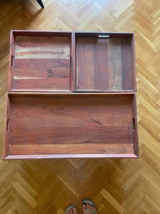 Mesa de centro con bandejas de madera
