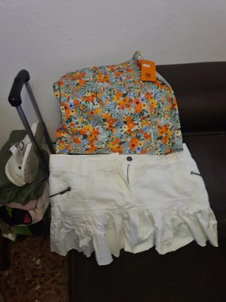 Falda blanca con estampado floral