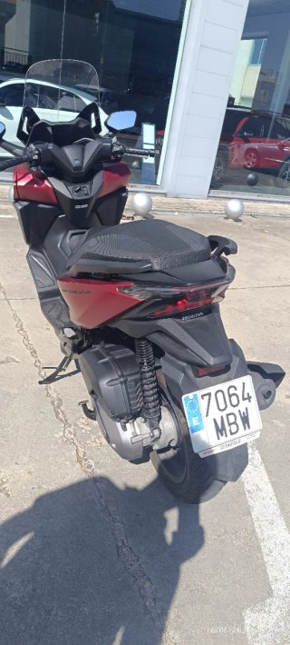 Honda Forza 125 Maxi Scooter Roja