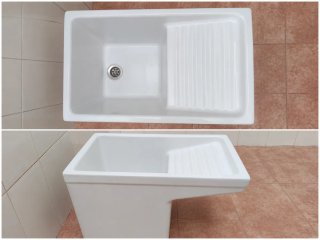 Pila de lavadero blanca de porcelana