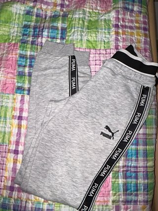 Pantalones Puma grises con logo