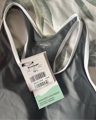 Bañador deportivo gris con ribetes blancos