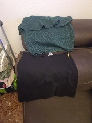 Falda verde con estampado y falda negra