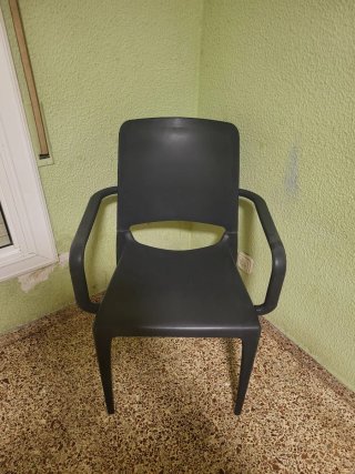 Dos Sillas de plástico negra con brazos