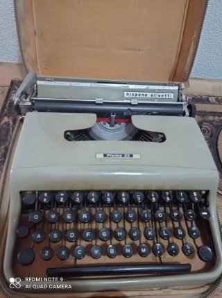 Máquina de escribir Hispano Olivetti Pluma 22