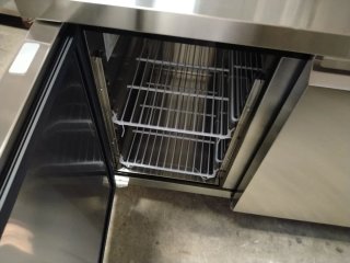 Bajo mostrador marca Metro  con tres puertas