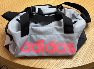 Mochila Adidas Gris con Logo Rosa