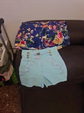 Pantalones cortos florales y vaqueros