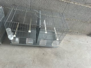 Jaula para pájaros plateada se vende por separado