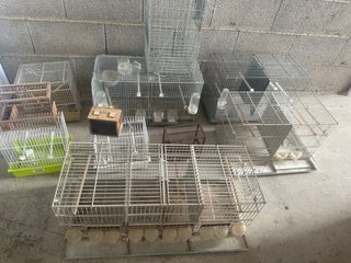 Jaula para pájaros plateada se vende por separado