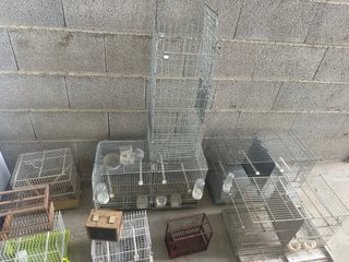 Jaula para pájaros plateada se vende por separado