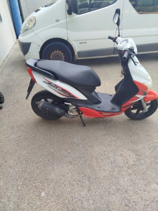 Yamaha Jog RR Roja y Blanca
