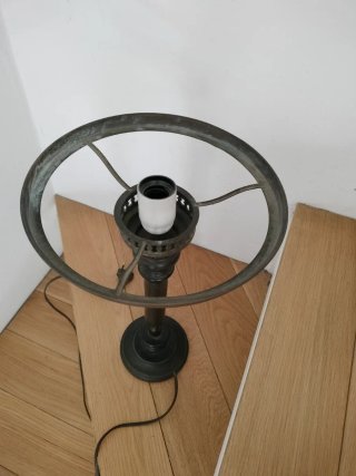 Lámpara de mesa antigua.