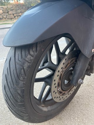 Honda Forza 150 negra