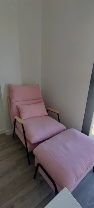 Sillón rosa con reposapiés