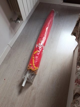 Sombrilla de playa roja a estrenar