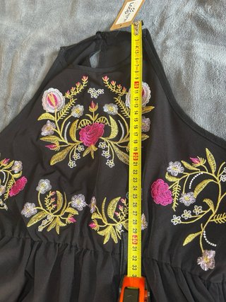 Vestido negro bordado estilo boho