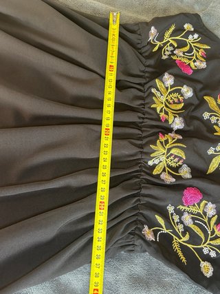 Vestido negro bordado estilo boho