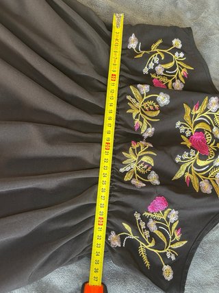 Vestido negro bordado estilo boho