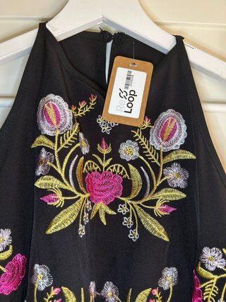 Vestido negro bordado estilo boho