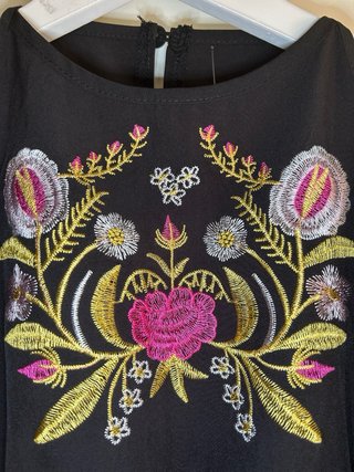 Vestido negro bordado estilo boho