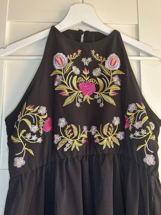 Vestido negro bordado estilo boho