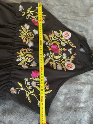 Vestido negro bordado estilo boho
