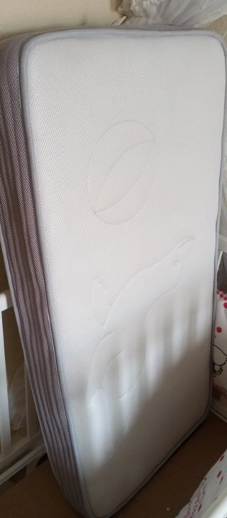 Cuna de madera con colchón