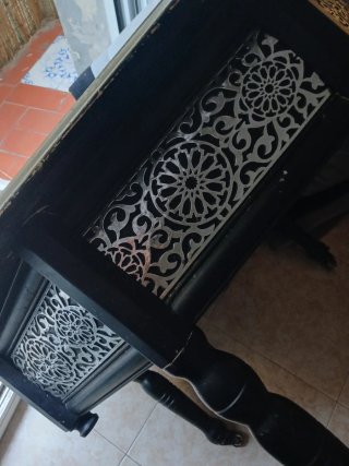 Mesa auxiliar con detalles metálicos